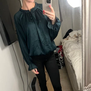 Grön blus - Grön fin blus med knyte. Storlek S.