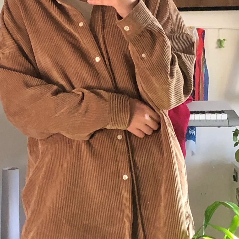 En oversized brun manchesterskjorta från Asos, helt i nyskick ! säljs pga att jag inte använder den längre, köparen står för frakt! Så här stor är den på mig och jag är 170 . Jackor.