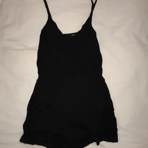 Svart playsuit, strl 34 - Svart playsuit från h&m i strl 34/XS. Endast använd fåtal gånger!💖 resårband i midjan och knapp vid bröstet.