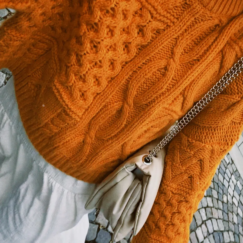 En fin orange stickad tröja. Använd ca 3 gånger i storlek s. Tröjor & Koftor.