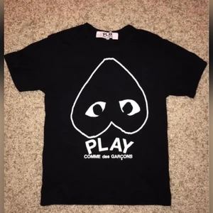 CDG Play Tee - Superfint stycke.  Gott skick.  Köpt för ca 2 år sedan.