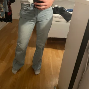 Bootcut jeans - Sway mid bootcut jeans från Weekday. Säljer då de inte riktigt är min stil, använd endast två gånger. De har en mellan hög midja och går hela vägen ner på mig som är 162💘