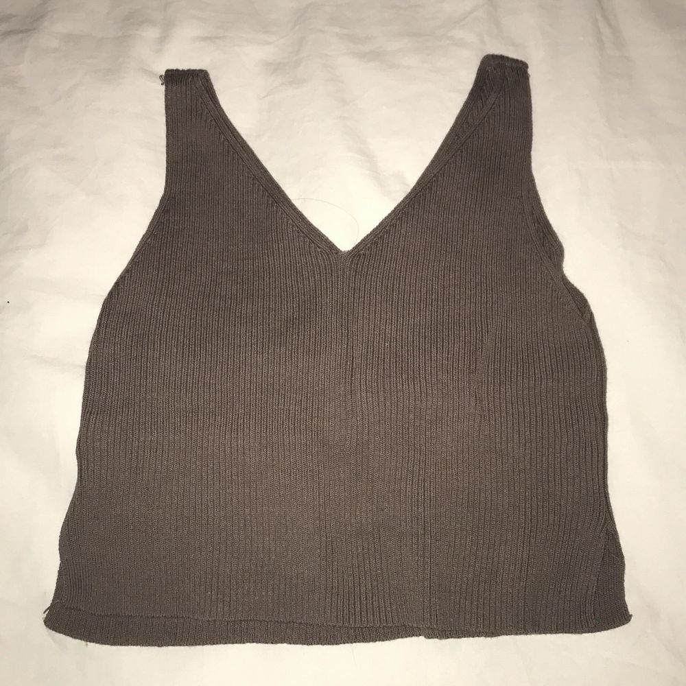 Superfint och skönt gråbrunt croppat linne i stickat material. Storlek S!💖 endast testad.. Toppar.