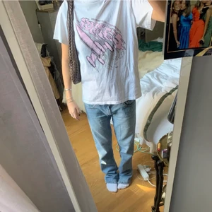 Ganni t-shirt  - Säljer min fantastiska ganni t shirt. Tröjan är i storlek S och köptes förra året. Används Max 4 ggr. Köptes för cirka 850kr på ganni butiken i Stockholm. Frakten står köparen för❤️