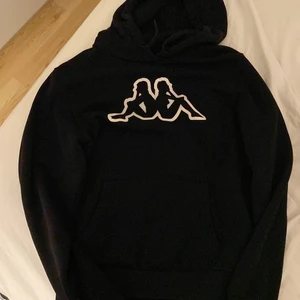 Kappa hoodie - Kappa hoodie svart storlek medium. 