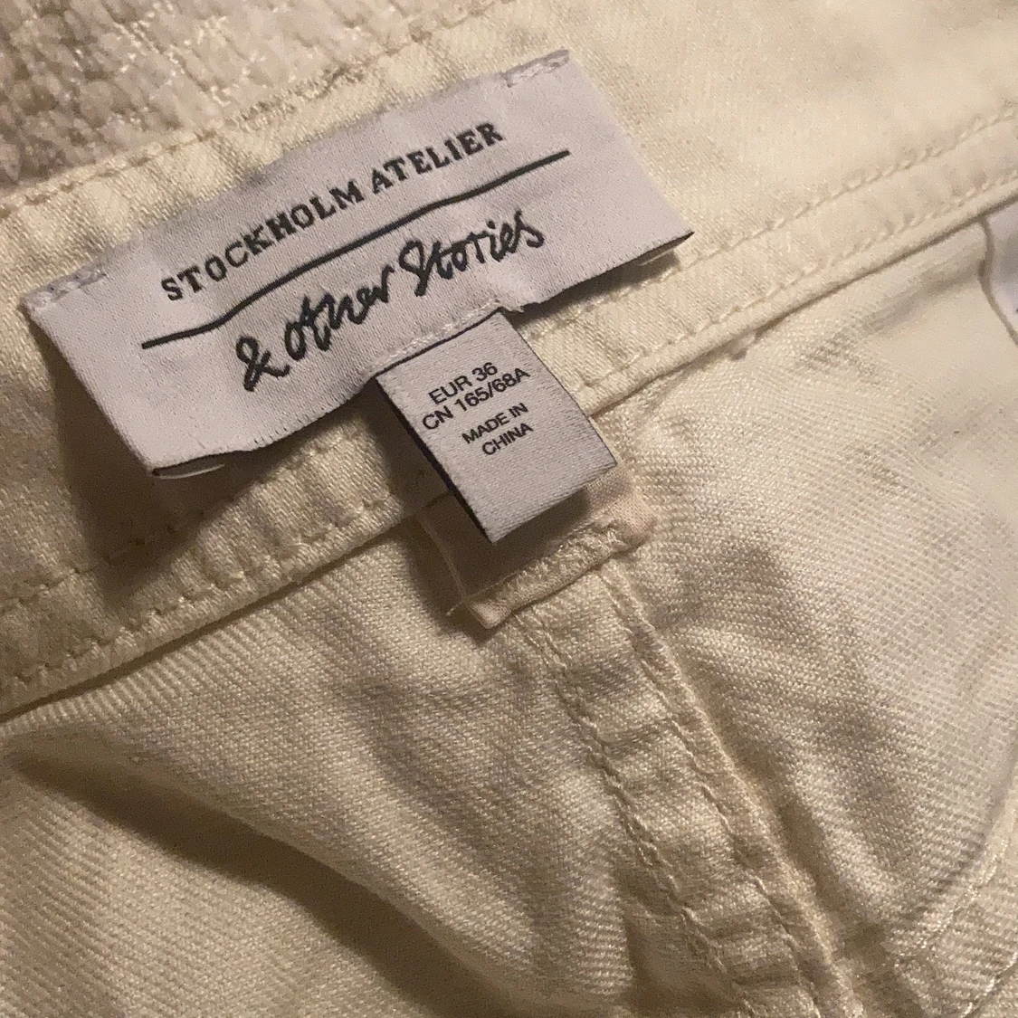 Smutsvita jeans från and other stories - 91