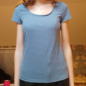 Ljusblå T-shirt HM storlek S - Fin ljusblå T-shirt i storlek S (något noppig)