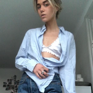 Weekday bh - Super söt bh från weekday. Stretchigt material så funkar på allt mellan XS-M. Är i nyskick! Möts på södermalm❤️