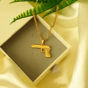 Pistol Halsband rostfritt stål i guld. 95kr/st, Frakt- 25kr (ingår postnings material). Jag skickar postning bevis video via Instagram så gärna skicka er instagram användarnamn vid köp. Jag skickar bild på paketet direkt efter packningen. 