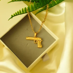 PISTOL HALSBAND  - Pistol Halsband rostfritt stål i guld. 95kr/st, Frakt- 25kr (ingår postnings material). Jag skickar postning bevis video via Instagram så gärna skicka er instagram användarnamn vid köp. Jag skickar bild på paketet direkt efter packningen. 