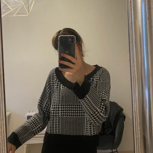 Ginatricot tröja S - Svart & vit mönstrad tröja i en kortare fit❤️ Super fin!! V ringad & går också att styla med en axel. Storlek S 