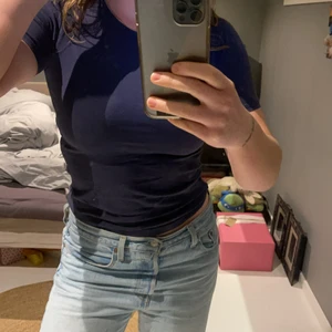 Blå t-shirt  - Skön och snygg T-shirt som sitter snyggt mot kroppen i ett super stretchigt material, perfekt ringning i halsen använd fåtal gånger, köparen står för frakten 