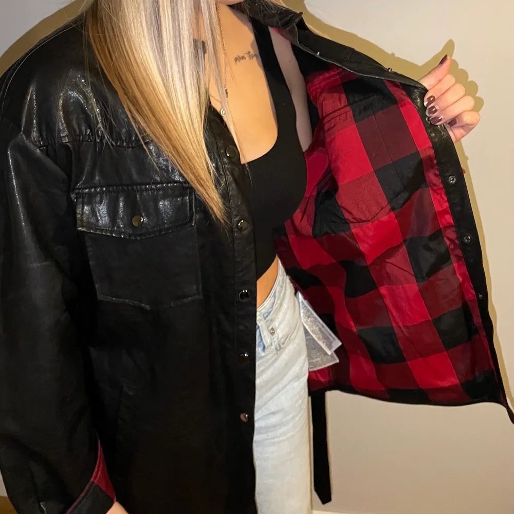 En längre jättefin skinnjacka från zara!!! Den är knappt använd men så snygg!!!! Den har jättefint rutigt Mariedal innuti jackan men det syns inte när man har på den om man inte knyter upp ärmarna vilket blir så fint.. Takit.