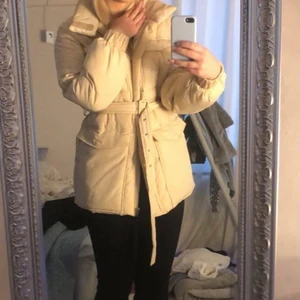 Beige pufferjacka  - En beige lite längre pufferjacka med skärp från boohoo. Aldrig använd och är i jätte bra skick💕
