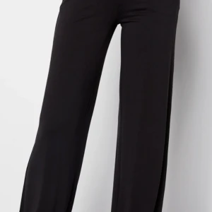 Hm - Fina utsvängda byxorrrrr köp nu så jävla sköna och dem är fantastiska. Tyvärr för små för mig