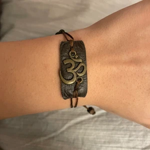 Armband - Säljer detta snygga armbandet med hinduism symbolen. Köparen står för frakten💕💕