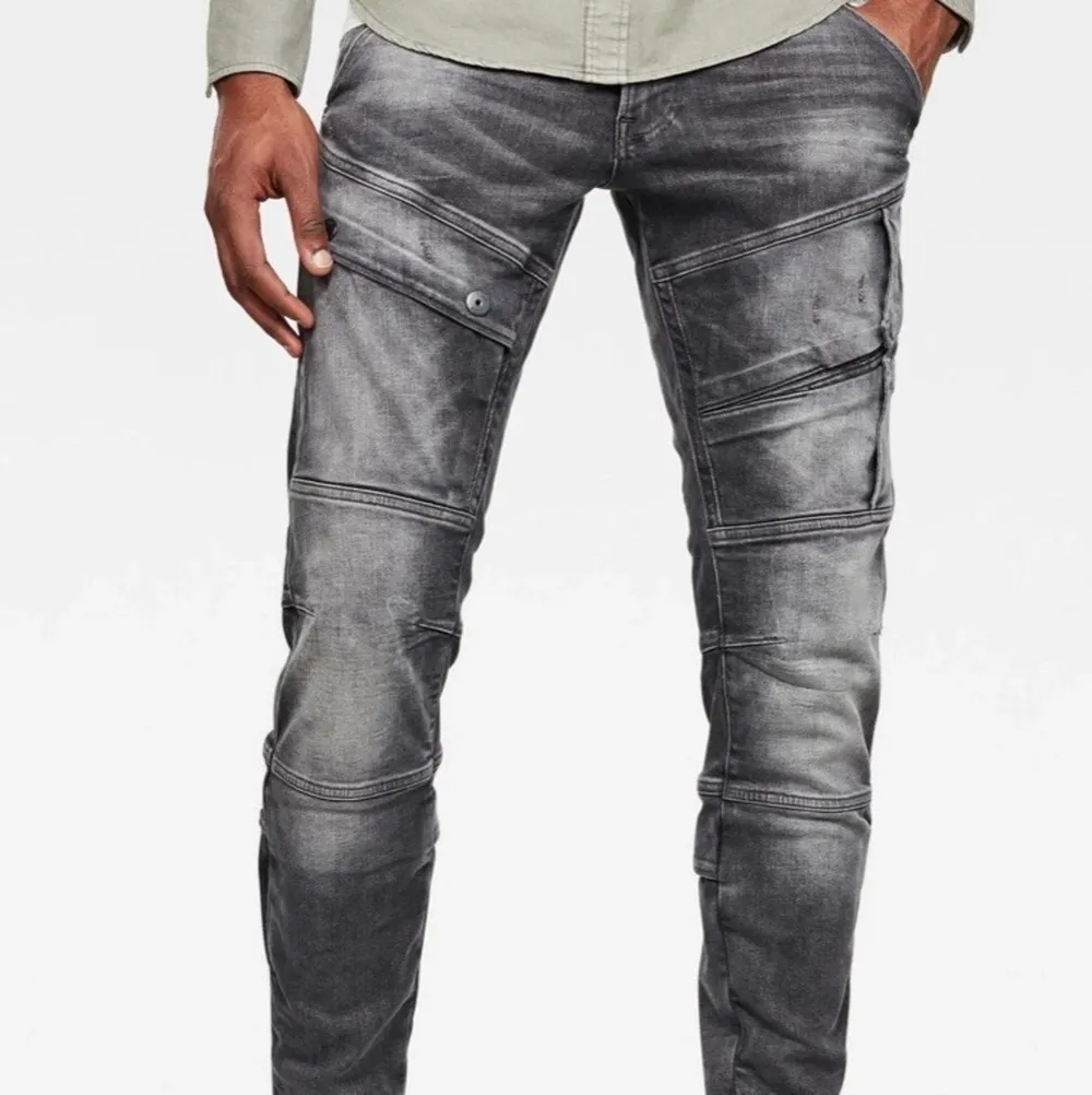 Fräscha jeans med snygga detaljer från G-Star i strlk 32x32. Nypris 1399kr                                             Gratis Frakt . Jeans & Byxor.