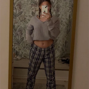 Ljus blå stickad tröja strl small - En ljusblå v-ringad stickad tröja från pull and best som aldrig använts utan enbart testad, väldigt bra kvalitet och jätte fin men satt inte som ja vela på, köptes för 350kr o passar typ  alla storlekar då den är väldigt stretchig💕