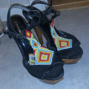 Love Label klacksko - Fina klackar i strlk 37 från märket Love Label, normalt slitage men ändå i fint skick! Platån är i trä(imitation möjligtvis) och fina detaljer i glaspärlor. 