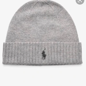 Polo - Det här två polo mössor en grå och en mariblå köpte dom 1 år sen men dom har inte kommit till någon anvädning så jag har använt dom 1 till 2 gånger så dom är i ganska bra skick. Ni får båda två för 500 kr OBS! pris kan diskuteras 