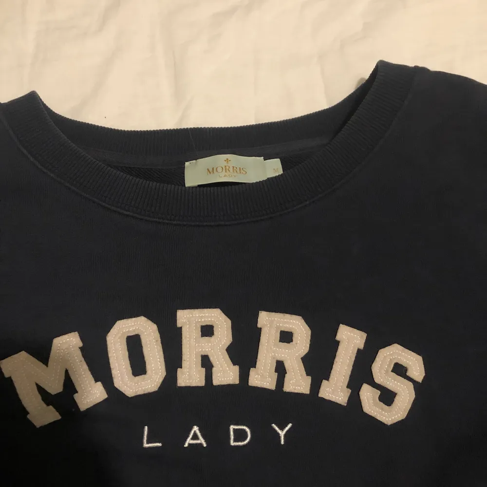 Mörkblå sweatshirt från Morris i storlek M. Eventuell frakt betalas av köparen❤️‍🔥❤️‍🔥. Tröjor & Koftor.