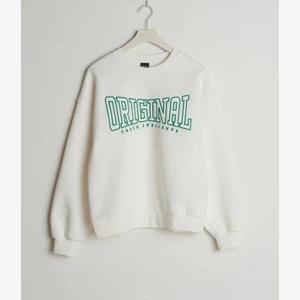 Sweatshirt⚡️ - Säljer min vita fina sweatshirt från Gina tricot då den är aningen för stor för mig. Jag står för frakt, hör av dig för fler frågor⚡️⚡️