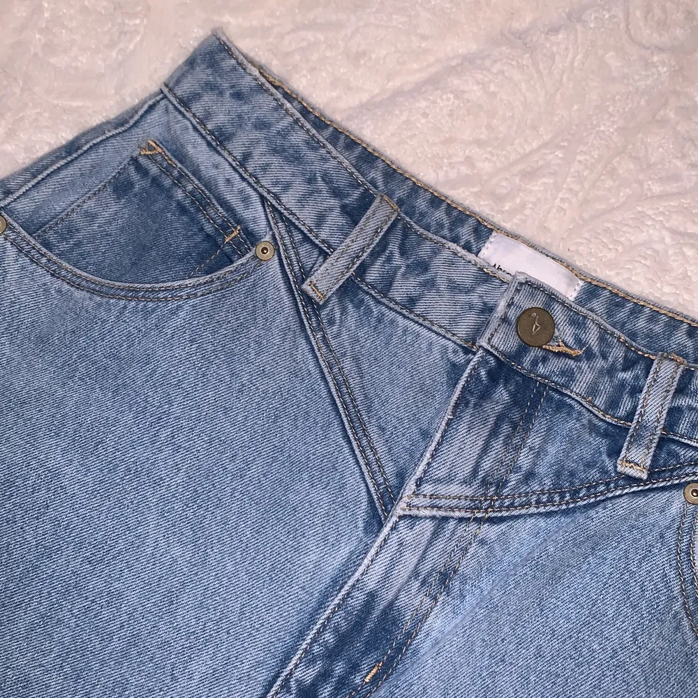 Snygga jeans från A-brand. Aldrig använda då dom ej passar mig. Storlek 30, men skulle säga att det passar s/m😇. Jeans & Byxor.