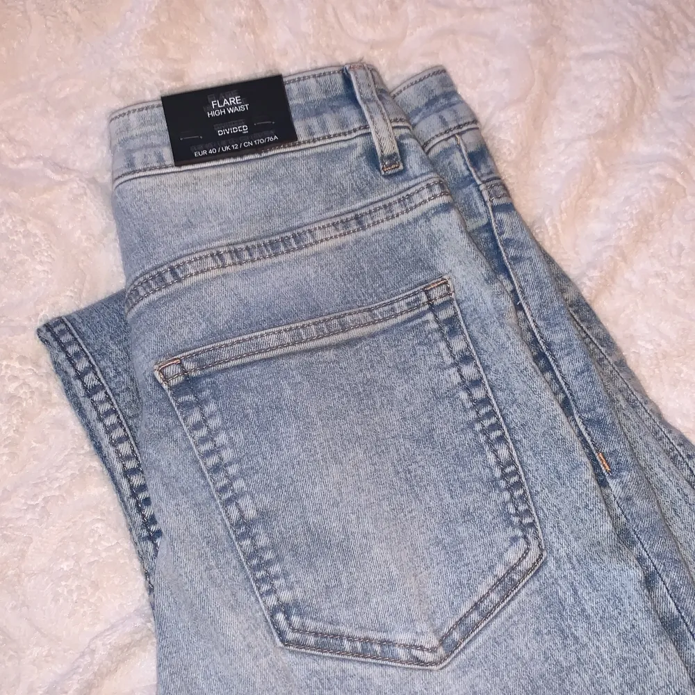 Flare jeans från hm. Väldigt stretchiga!! Säljer då dom inte är min stil:) frakt tillkommer . Jeans & Byxor.