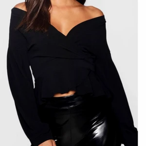 Svart blus - Jättefin blus med knytning som man själv kan välja hur man vill ha den! Den är i nyskick och aldrig använd!🥰