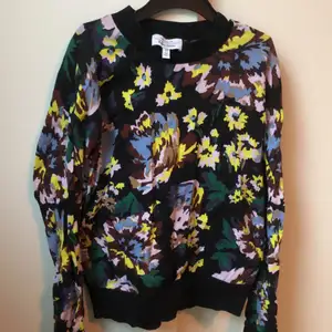 Blommönstrad och färgglad tröja i storlek xs från & other stories 