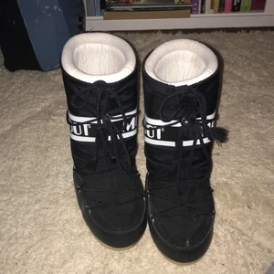 moon boots 💋💋 - Svarta, höga moon boots. Jättesköna, varma och trendiga. Jättemysiga och snygga. Jag är fattig så måste sälja dom 😭😭 Använda några fåtal gånger men extremt bra skick!! Hör av dig för frågor och annat 💕💕