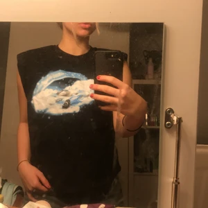 Linne med axelvaddar & tryck - vilken fräsch spegel jag hade, ÄLSKAR iallafall axelvaddarna😍 Riktigt snyggt tryck och skön tröja:) Möts gärna upp i Stockholm annars står köparen för frakten😄