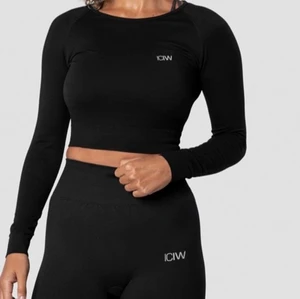 Långärmad ICIW tröja - Sparsamt använd! Åtsittande passform. 