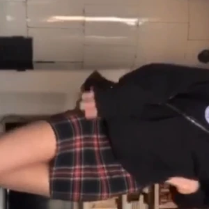 Rutig kjol - Säljer denna snygga rutiga kjol köpt second hand. Mycket stretschig så passar allt mellan XS-M❤️