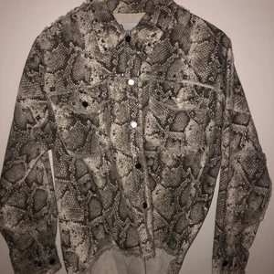 Jeansjacka ormskinnsmönster zara - Jeansjacka i ormskinnsmönster från Zara i storlek S. Jackan har silvriga knappar och nitar. Knappt använd i väldigt bra skick. Hör av er vid intresse 💞