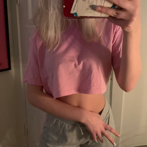 ROSA TRÖJA - jättegullig croppad tröja från zara med oversized fit. Perfekt att ha hemma eller ute en sommardag.!!!💕💕💕💕