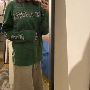 Grön hoodie  - Stor grön tröja med Jack and Jones text. Väldigt varm och mysig.