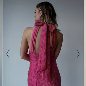 Slutsåld klänning margaux dietz - Slutsåld klänning från margaux dietz kollektion med NA-KD. Har storlek 42-44 hemma. Lite små i storlekarna. Frakt tillkommer 