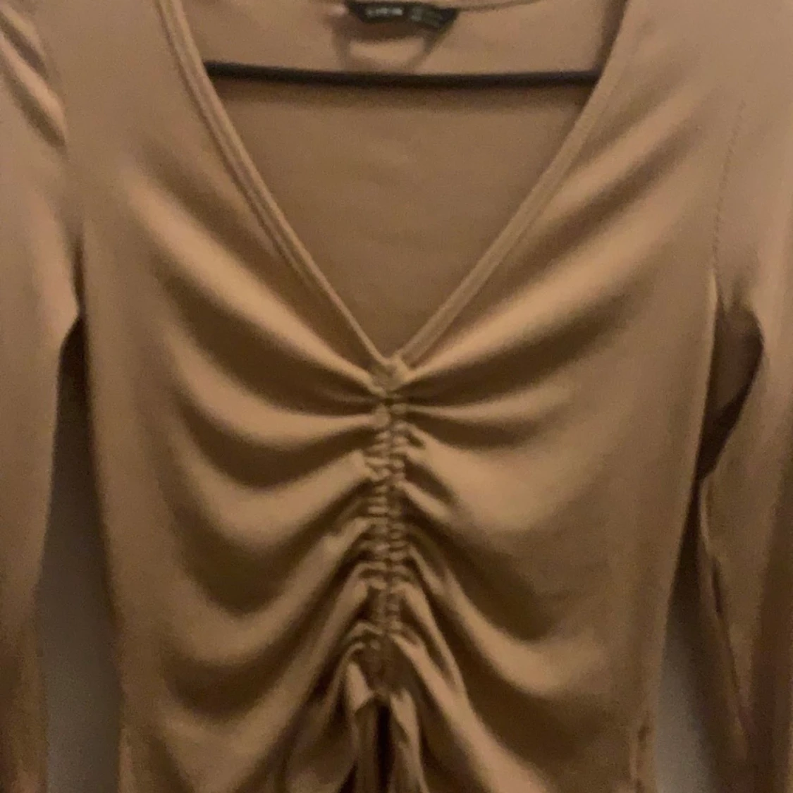 En tajt långärmad tröja 