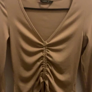 En tajt långärmad tröja  - En tajt Bech tröja, i bra skikt och precis som ny