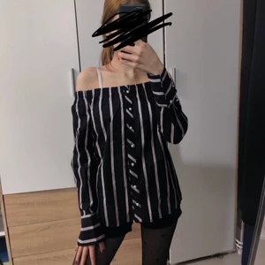 Zara off-shoulder top - Fin off-shoulder top från Zara i bra skick, storlek xs men passar xs-s, mörkblå/navy färg med lila-vita ränder