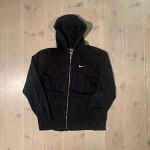 Vintage Nike zip hoodie  - Skick utmärkt skick förutom en liten slitning vid axeln 6/10, storlek L sitter som en boxy M. 