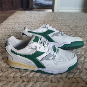 Diadora skor - Diadora skor, storlek 41. Har använt ett fåtal gånger så dom är i helt nytt skick.