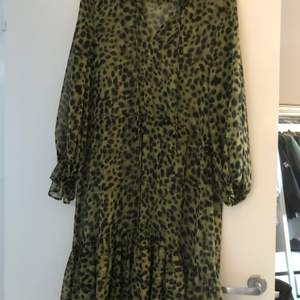 Klänning i grönt leoprint från h&m, aldrig använd! Pris 100kr alt bud! 🥳