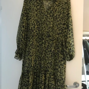 Klänning h&m - Klänning i grönt leoprint från h&m, aldrig använd! Pris 100kr alt bud! 🥳