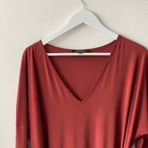 En röd lång sidenklänning med fina detaljer från Ilse Jacobsen. Storlek: S/M 