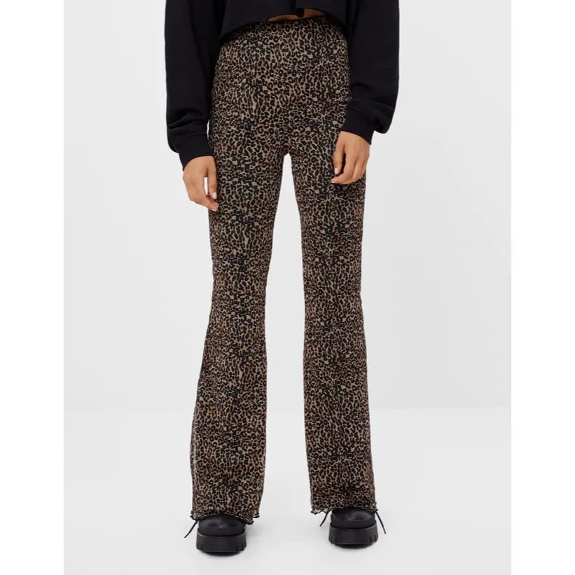 jättesnygga och trendiga leopard print byxor från Bershka, utsålda atm!! knappt använda så i väldigt bra skick 💕💕💟💟👏🐆🐆🐆. Jeans & Byxor.