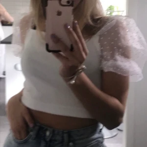 Snygg topp med mech💞 - Jätte fin topp. Andvänd två gånger, säljer pågrund av att den it kommer till andledning längre❤️