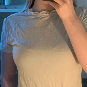 Vit topp - Har aldrig använt denna top, den ligger bara i garderoben. Den är ifrån lager 157! Betala via swish
