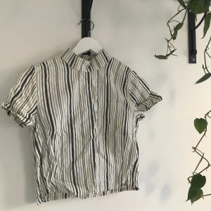 Kortärmad blus Monki - Storlek S. Behöver strykas. Använd 3-4 gånger. Frakt tillkommer eller hämtas i Kalmar :) 